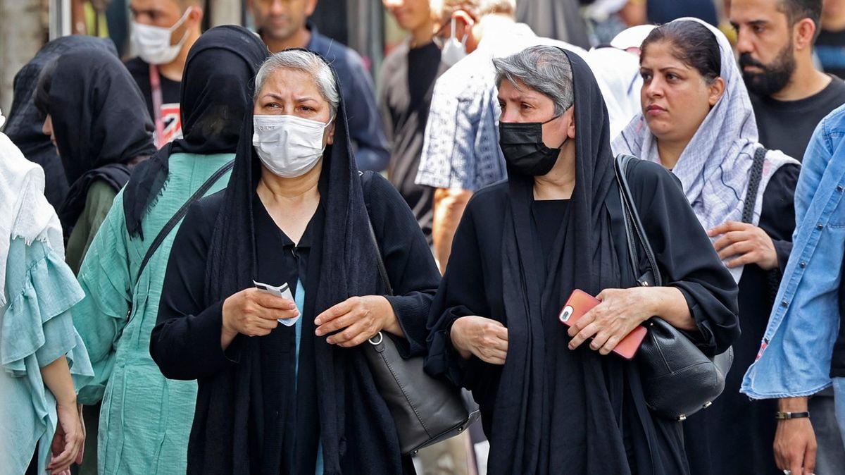 Den cudnosti a hidžábu. Ženy v Íránu zahazují na protest šátky v ulicích